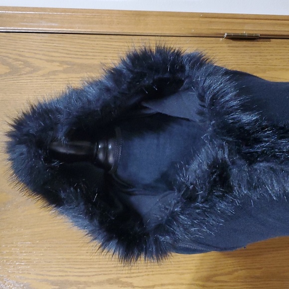 Northen Angel Faux Fur Trimmed Hooded Sleeveless Fringed Top - Picture 2 of 10